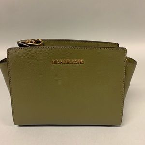 Olive Michael Kors Cross Body.